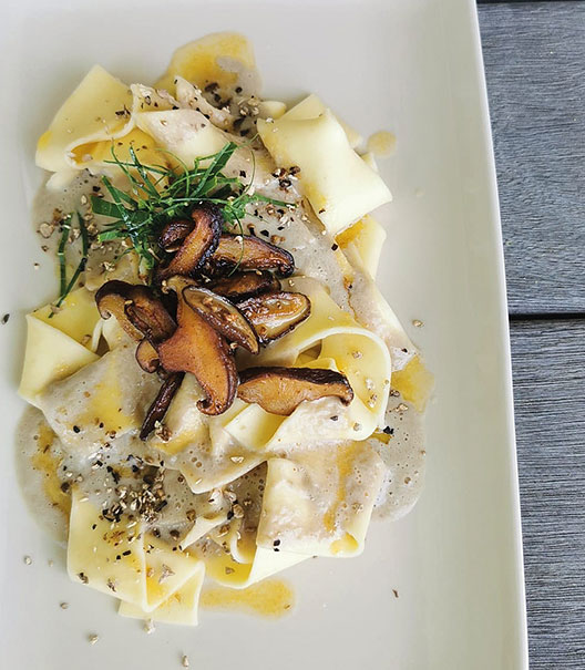 Papardelle mit Pilzen auf Teller