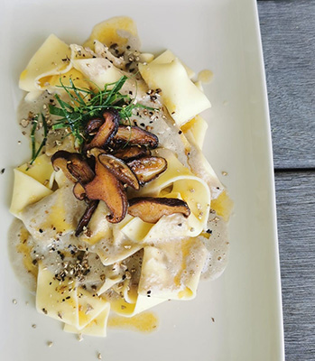 Papardelle mit Pilzen auf Teller